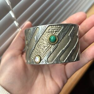 Handmade silver bracelet from Argentina with puka shell and malachite